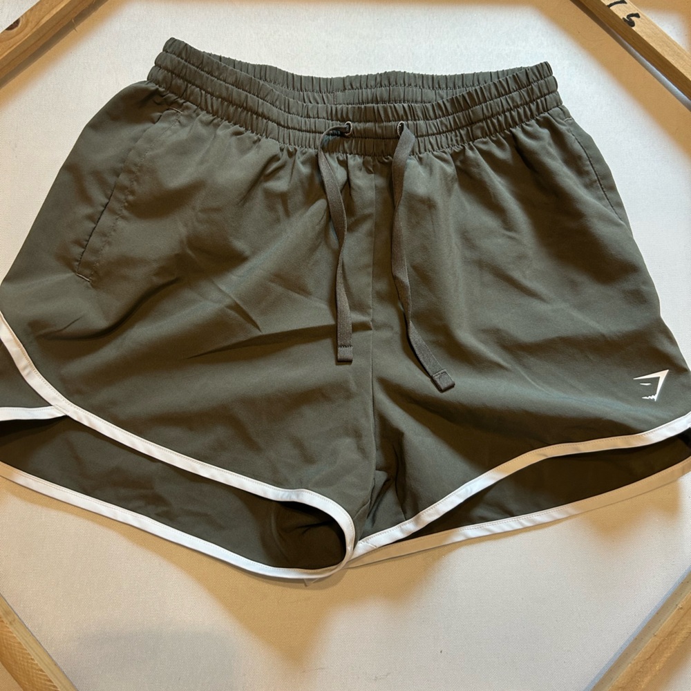 Gymshark TRAINING CONTRAST LOOSE
SHORTS 2.5"